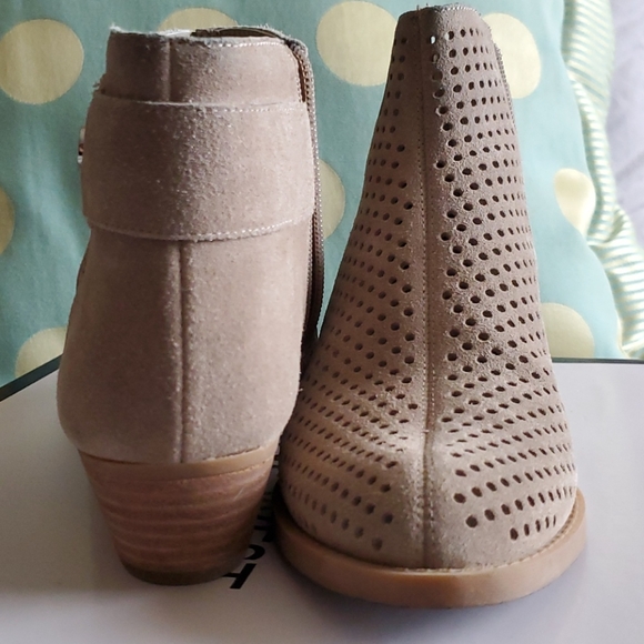 New Nine West taupe boots. 5.5 - Picture 4 of 12